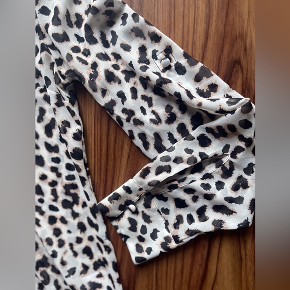 Express Slim Fit Black Print Chiffon Long Sleeve Portofino Shirt Top NWOT Sz S - Picture 7 of 8